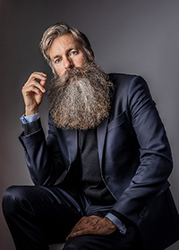 VD Håkan Eriksson tittar in i kameran