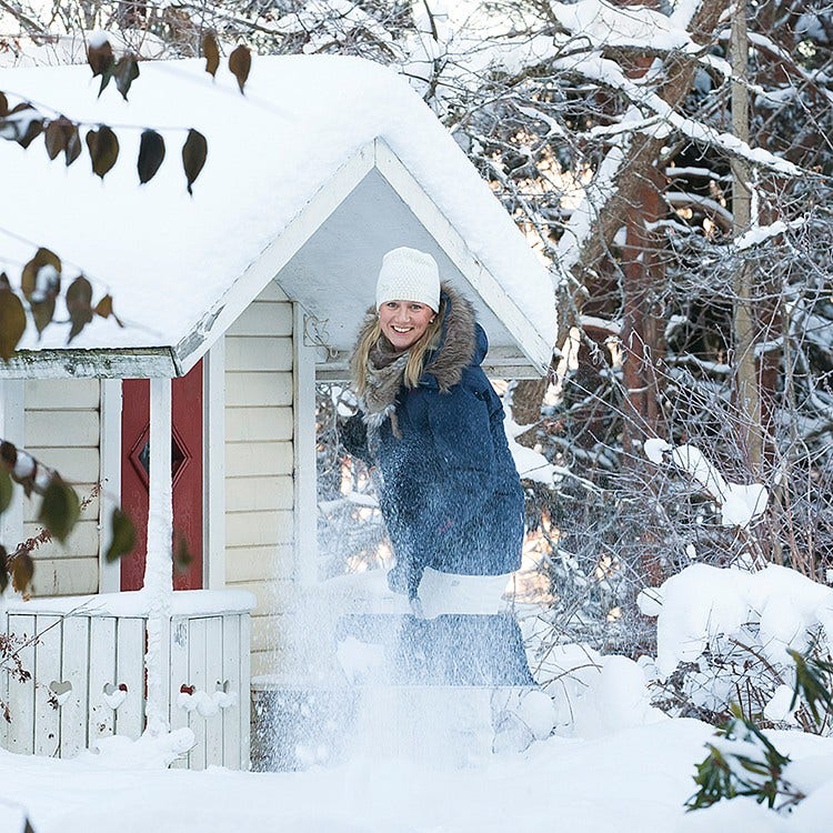 Ulrica i en snöig trädgård
