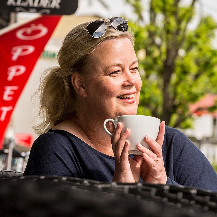 Jenny drinks coffe in the sun