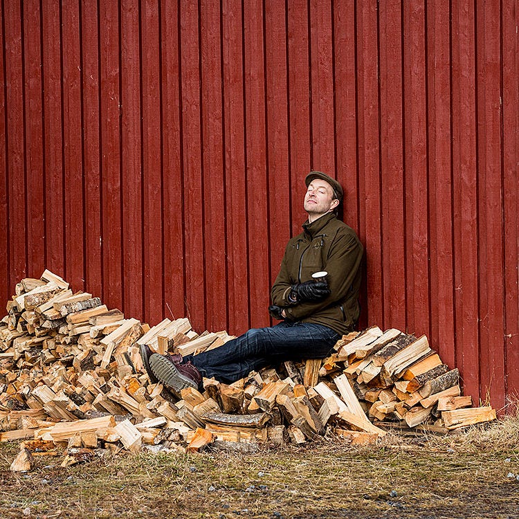 Andreas vid en vedhög