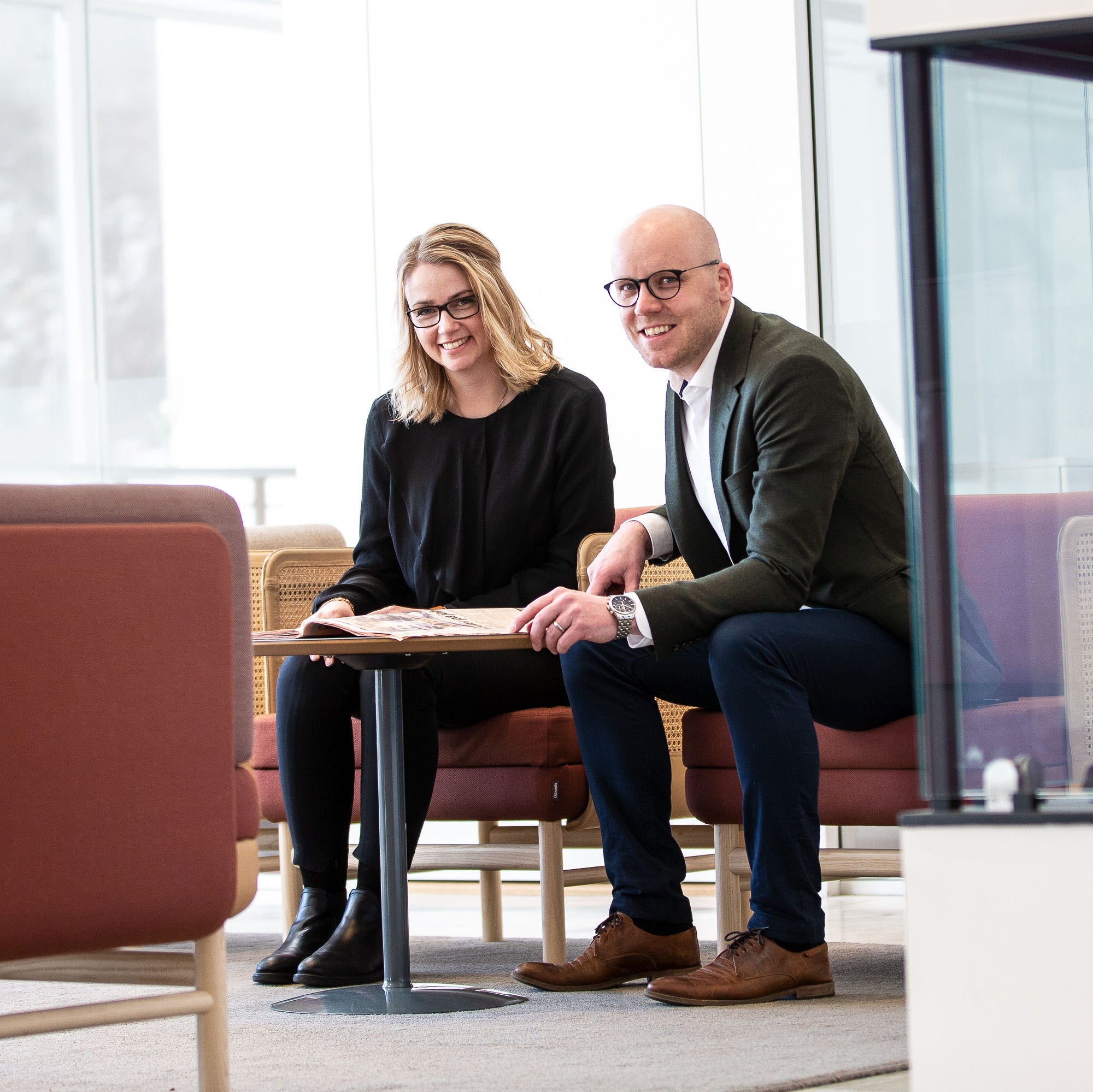 Frida Wigren och Erik Ivinger vid brasan i banken