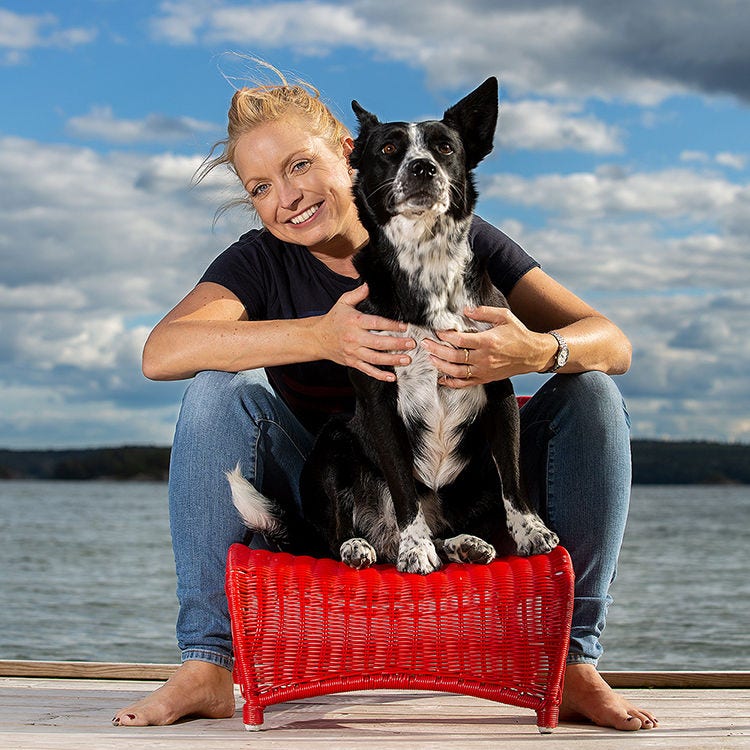 Jonna på brygga med hund