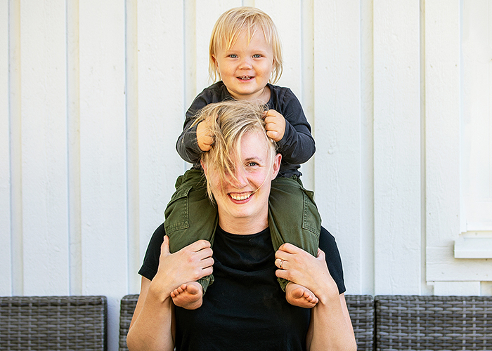 Bankanställda Mia Bergvall med sonen Nils på axlarna