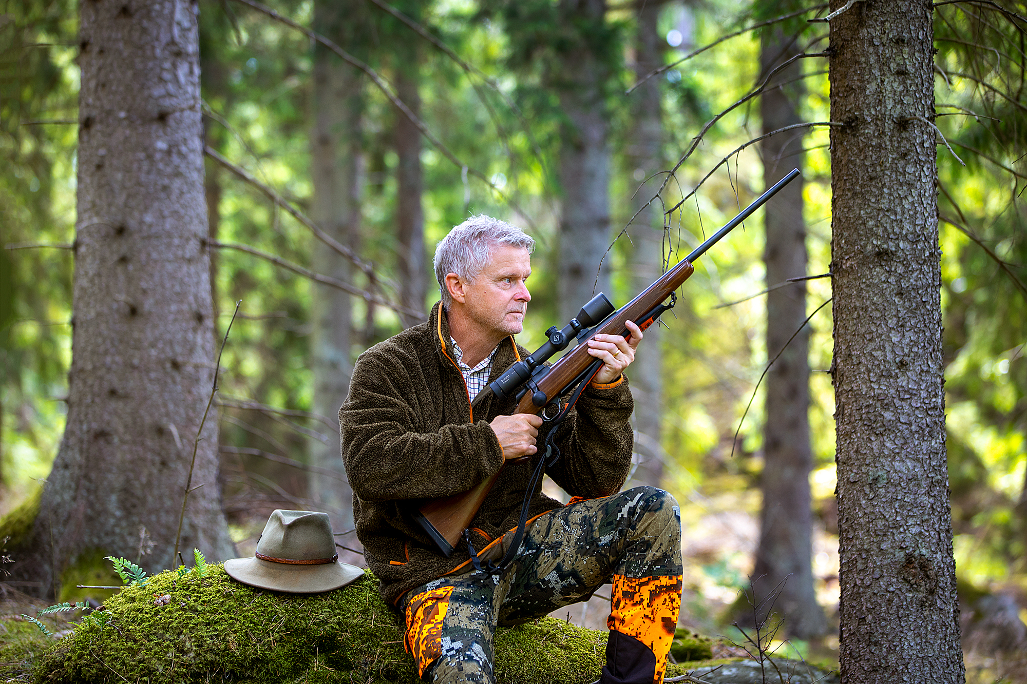 Peter Johansson på jaktpass i skogen