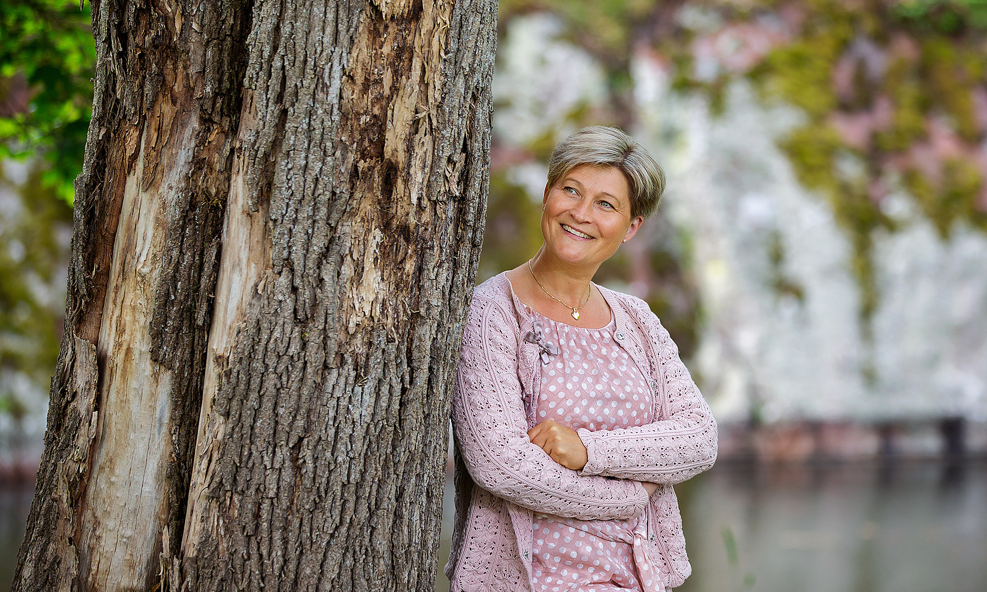 Cecilia Edström Karlsson i trädgården