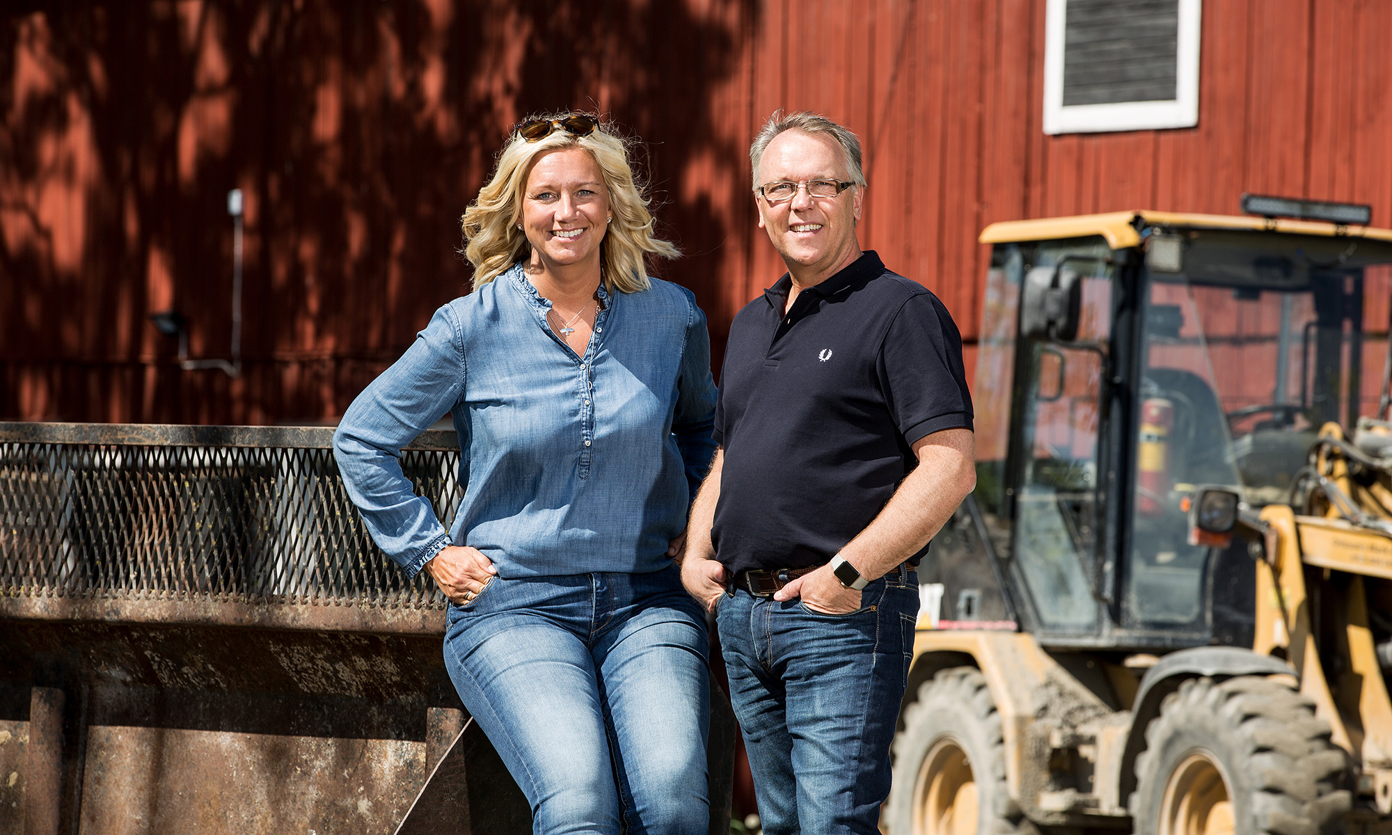 Ulrica och Roger på en gård