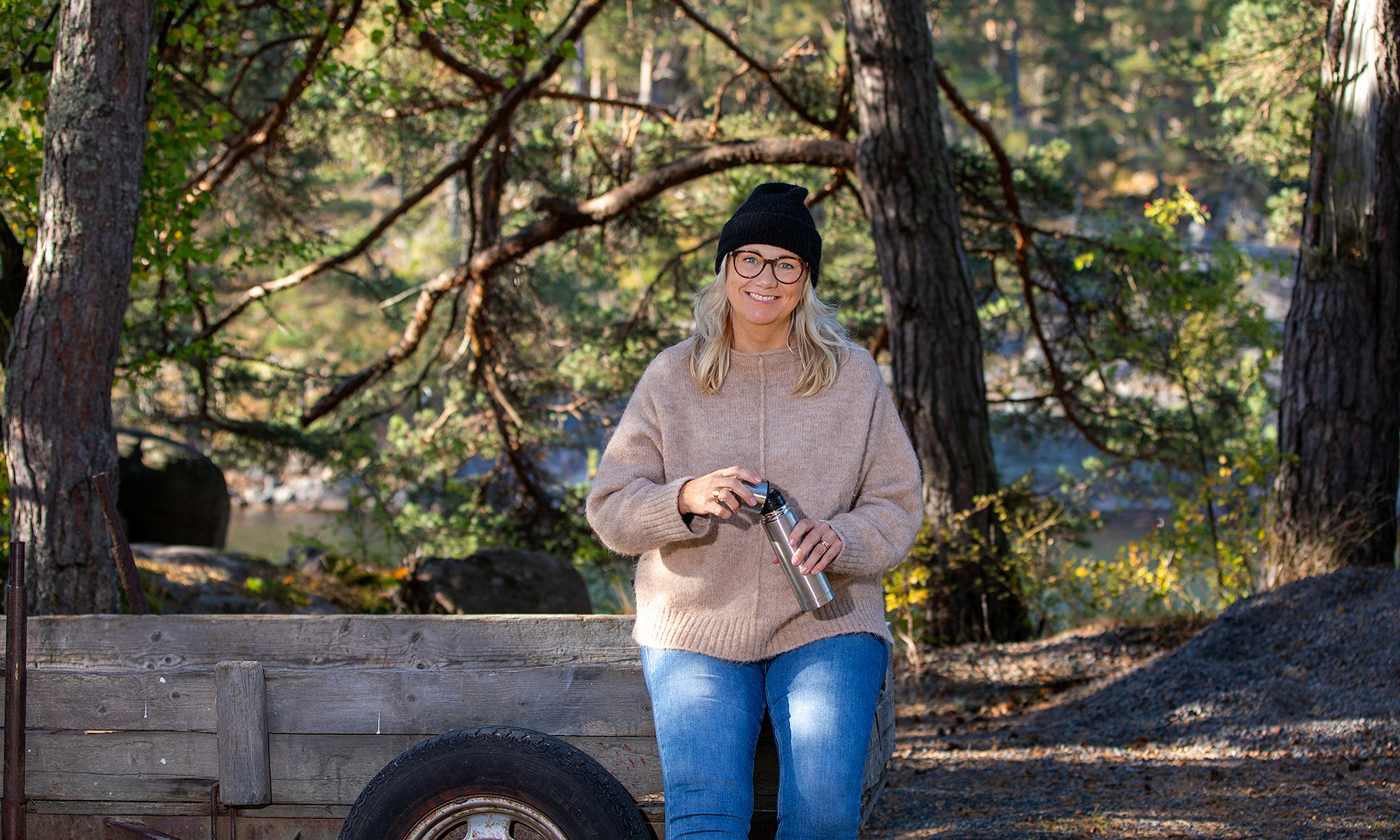 Ulrica dricker kaffe ute i solen