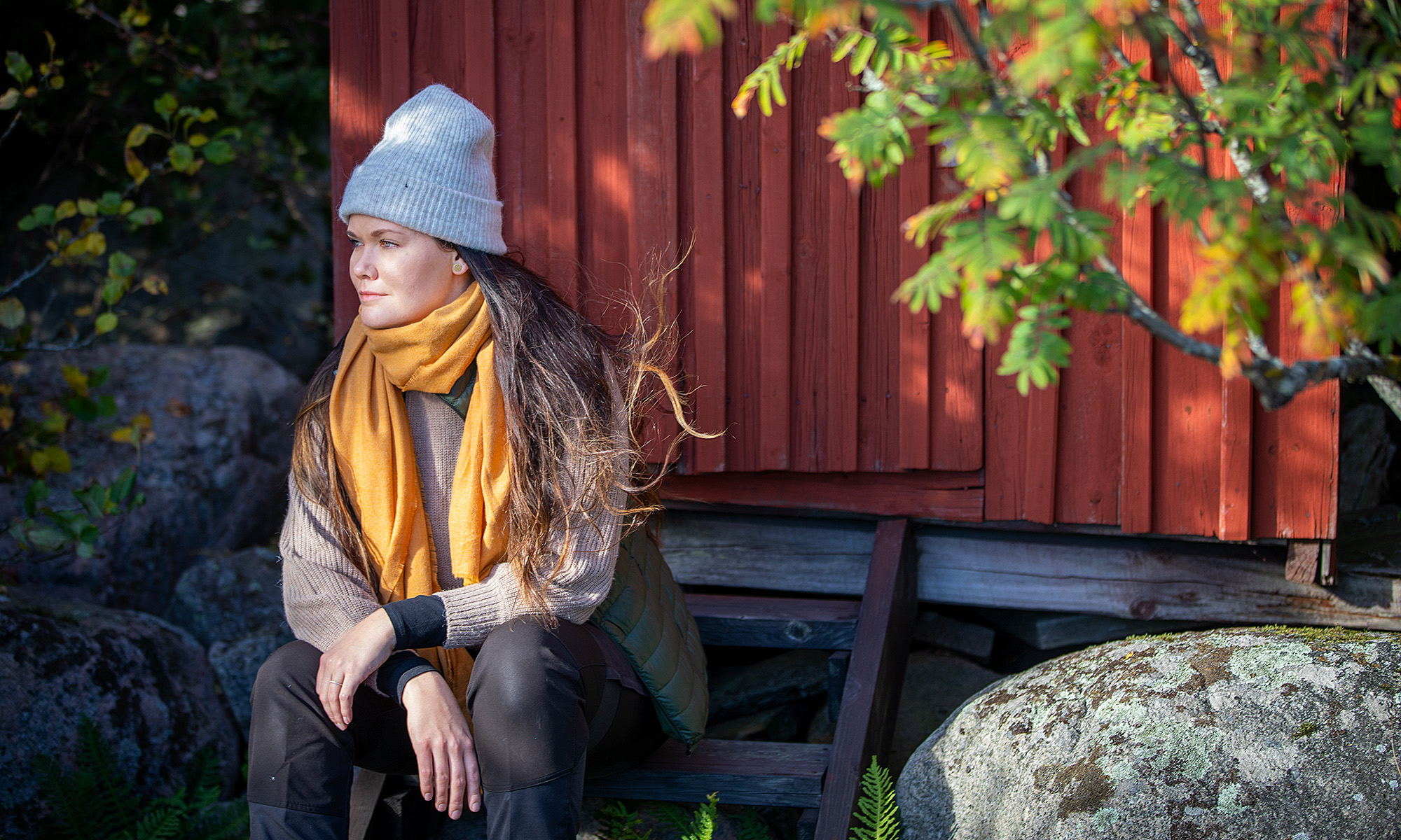 Cecilia Kjellertz sitter ute en solig höstdag
