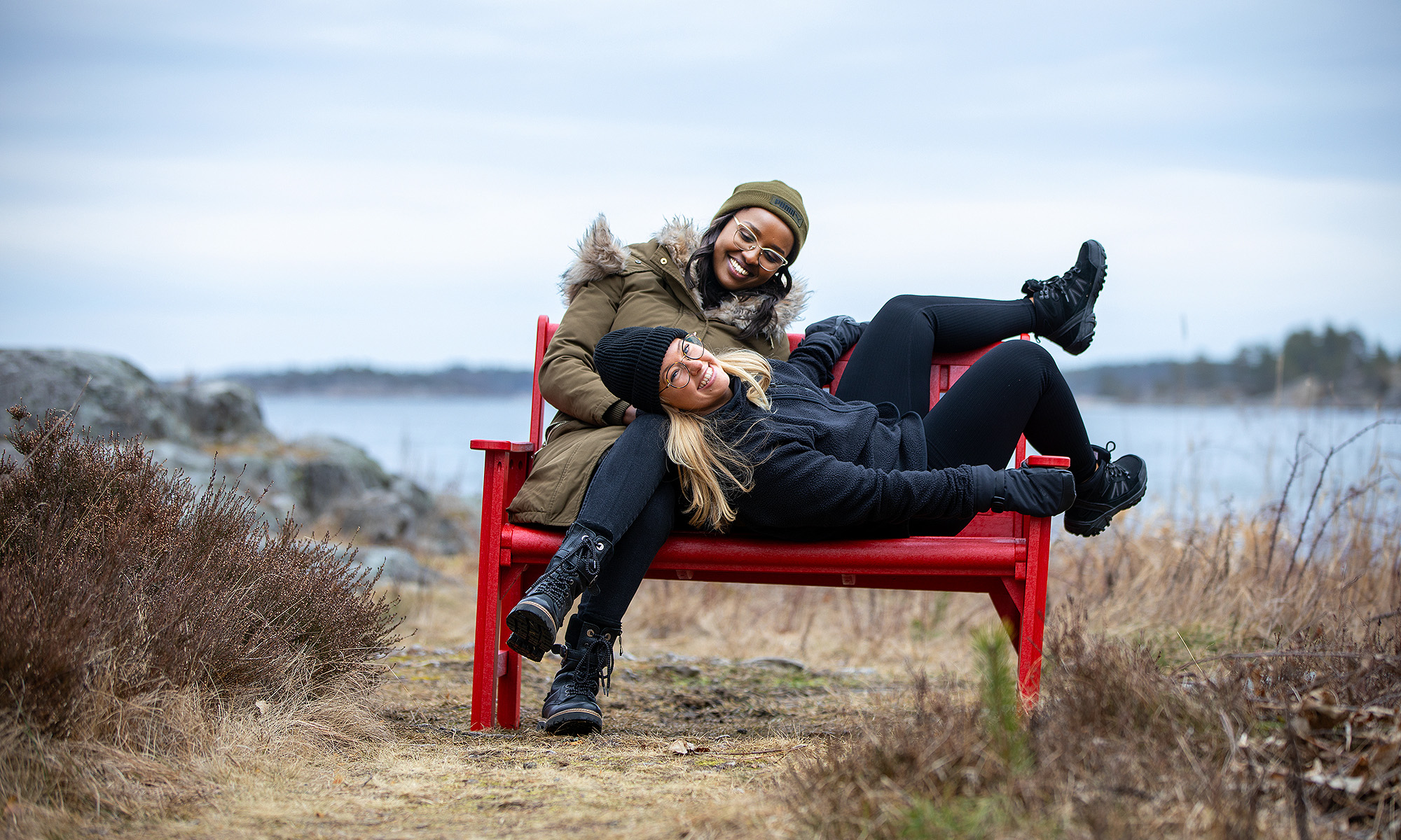 Julia och Heroine på en bänk vid Harstena