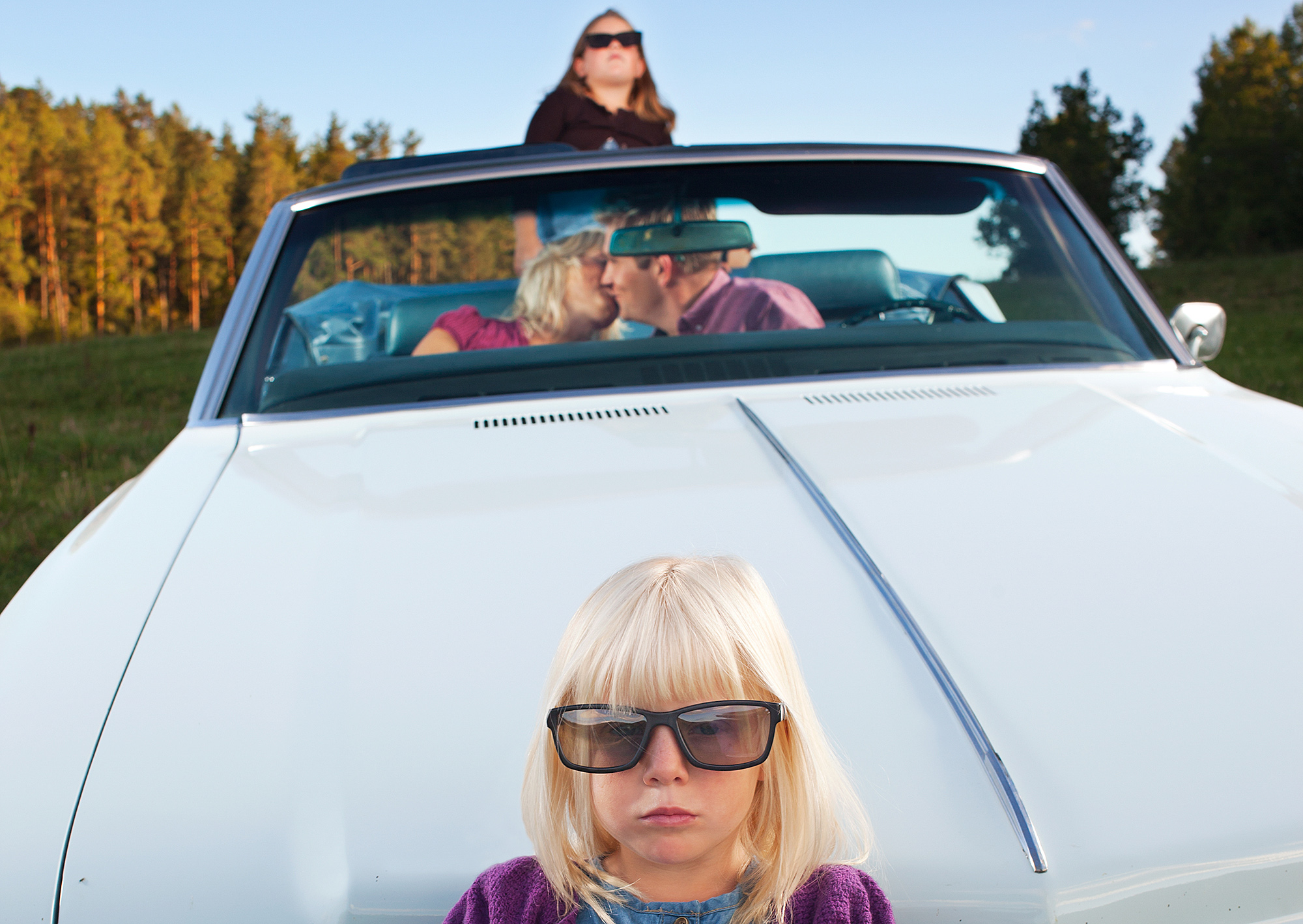 Jonna och hennes man pussas i bilen